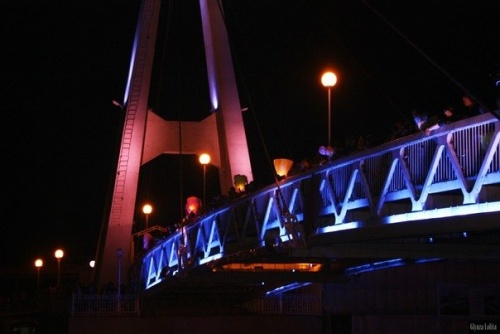 Запуск небесных фонариков на Мосту поцелуев 14 февраля