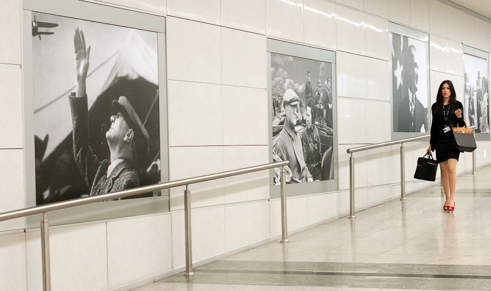Международный аэропорт имени Ататюрка в Стамбуле. Входит в десятку крупнейших аэропортов Европы по пассажиропотоку. Внутри аэропорта развешены фотографии Ататюрка. Эти же фотографии можно встретить во всем городе.