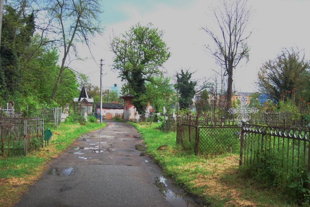 Склеп братьев Богарсуковых около восточного входа на Всесвятское кладбище, со стороны ул. Рашпилевской (слева).
