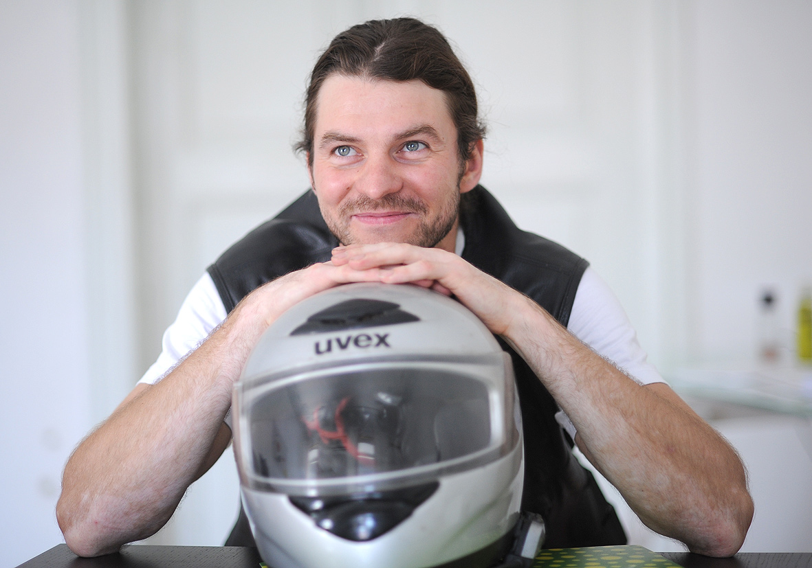 шестисот человек. дженсен эклз. около двухсот человек. лицо человека. 22 600 людей.