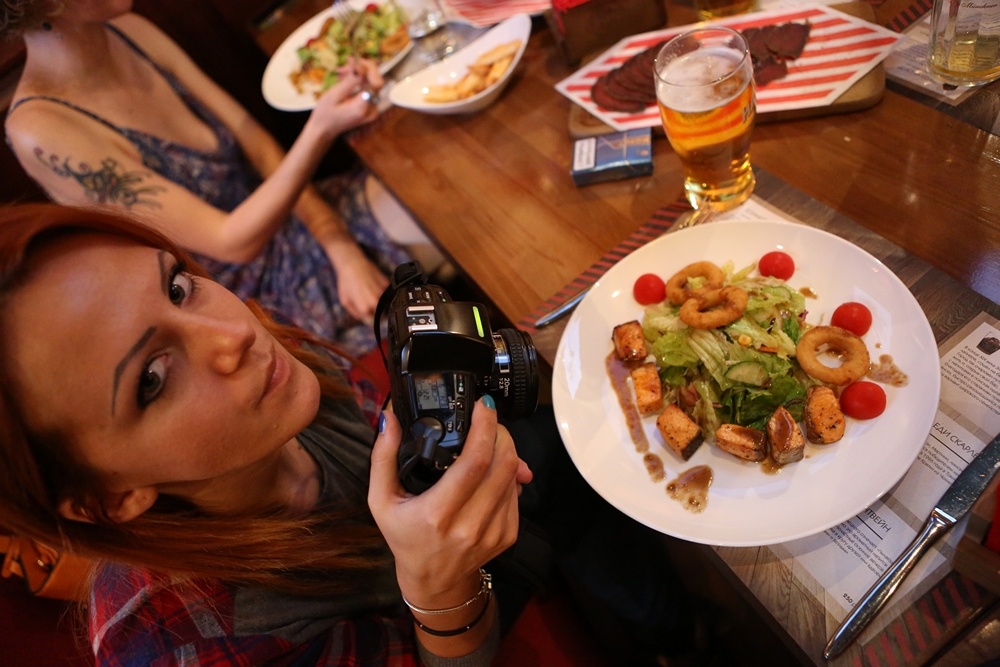 Блогер не может взять и просто так съесть еду, не фотографируя ее!
