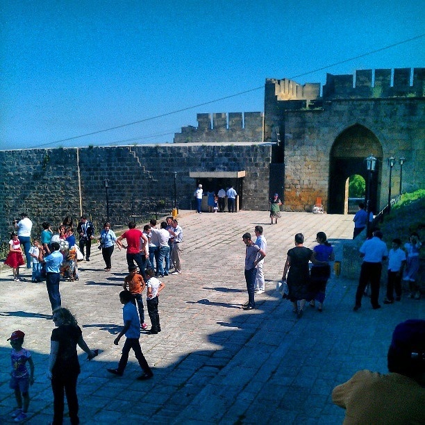 Площадка перед входом в крепость