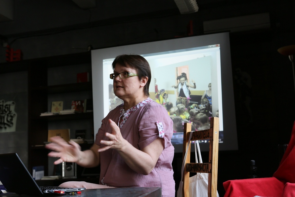 Татьяна Зубкова рассказывает про важность жестикуляций в кадре. Фото Николая Хижняка. Кублог