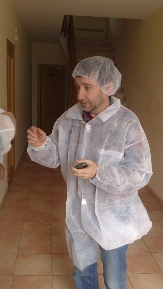 Хуан Карлос Эскудеро на теруэльском предприятии по производству хамона. Фото Натальи Пазиной