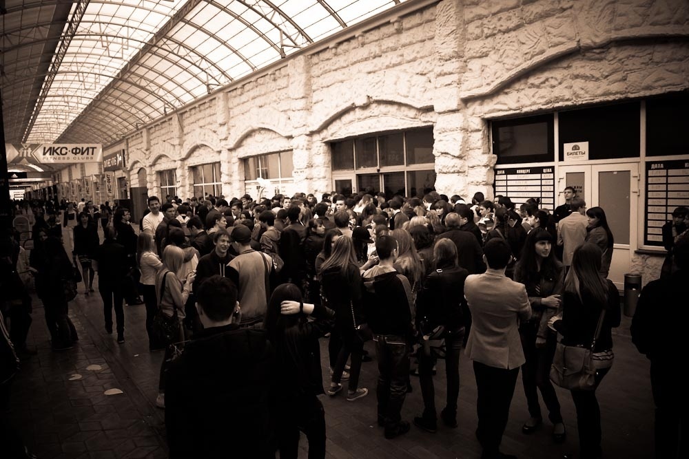 Возле входа в Arena Hall. Фото Евгения Резника. Кублог