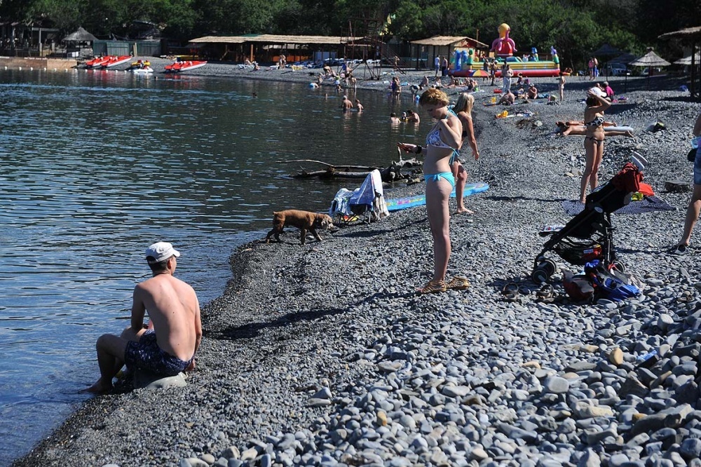 Центральный пляж Утриша в начале июня, людей еще мало. Фото Михаила Ступина. Кублог