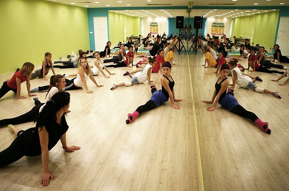 Урок стретчинга в школе танцев «Без правил»