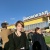 Не только я фотографировала эту девушку с желтой прядью на фоне здания аэропорта.