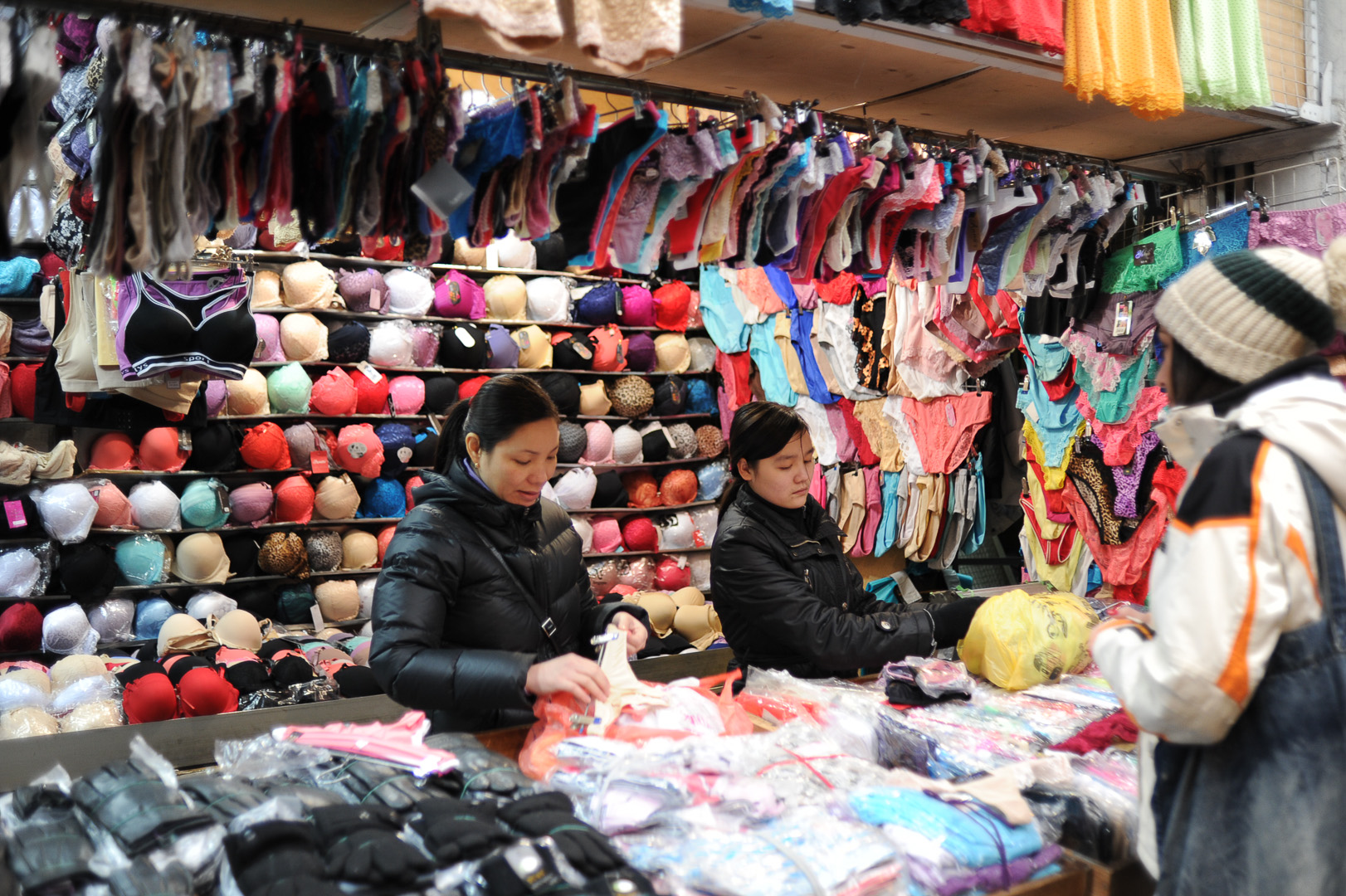Вещевой рынок. Рынок Вишняки Краснодар. Рынок одежды. Рынок одежды в Китае. Садовод китайский рынок.