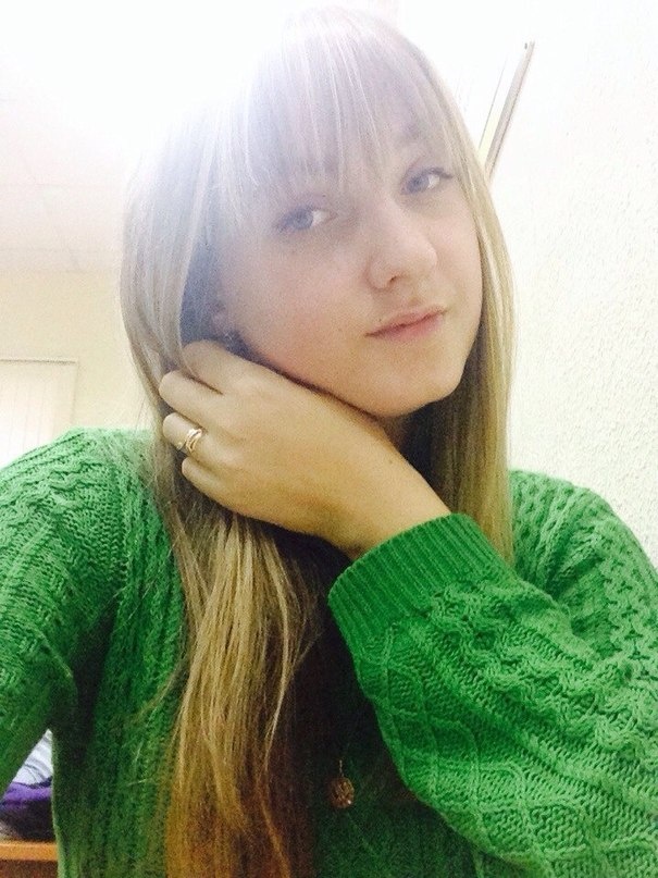 Позвольте представить - Юлия Сергеевна Алтухова!!!
Спортсменка, причем еще та, у этой дамы КМС по баскетболу. 
Предпочитает слушать рок, любит читать философию и эзотерику. Считает, что саморазвитие - это лучшее, чем можно заняться в свободное время. Не представляет жизни без крепкой семьи. Пропагандирует ЗОЖ, пишет стихи, обожает готовить и именно она наш великий МЕДИАГУРУ, который всегда готов нести в массы свое Мудрое слово!