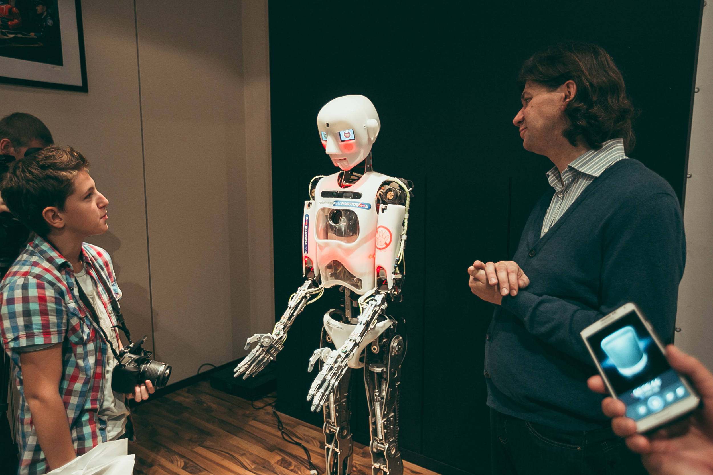 Люди станут роботами. Милые роботы. Робот банкир. Робот консьерж. Робот юрист.
