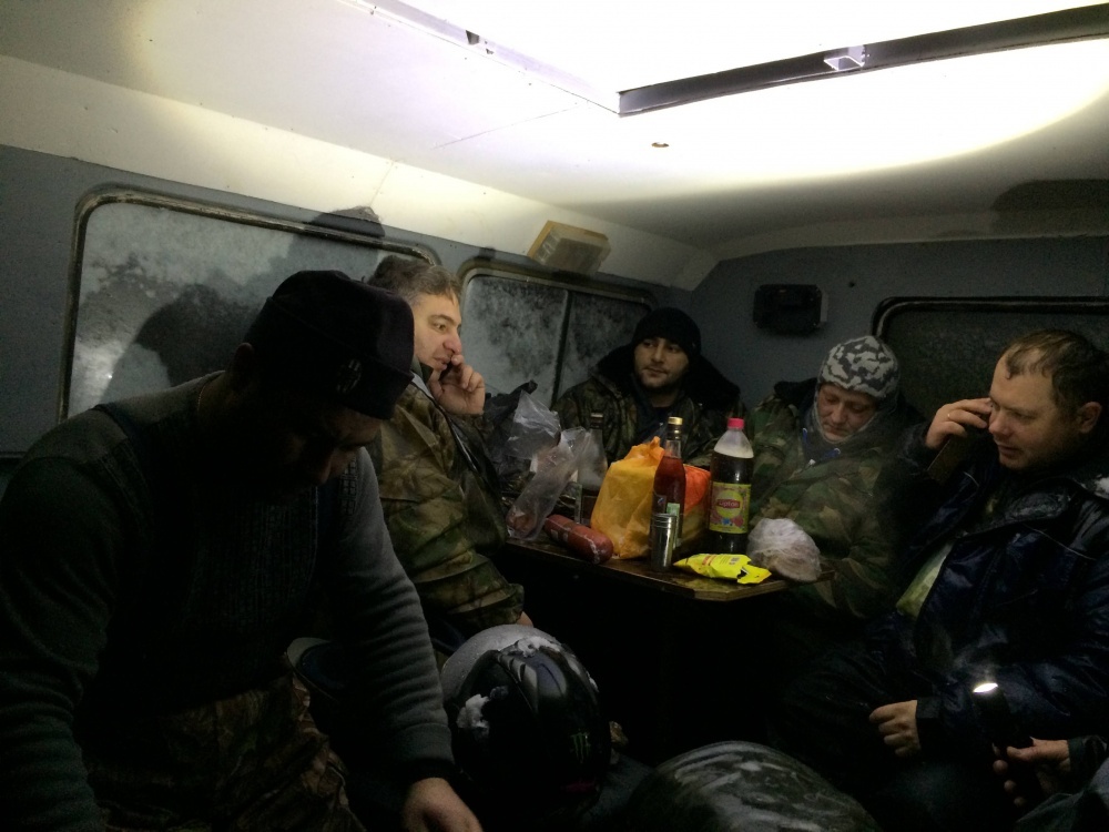 Штаб в кунге 66, все на телефонах, все кубатурят, че делать. Там было принято решение ехать за Арго. в кунге 15 человек