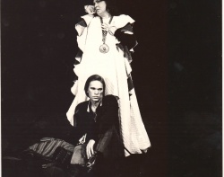 Сцена из спектакля &quot;Гамлет&quot;
Фото из архива театра
