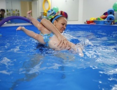 Младенцы веселились под водой